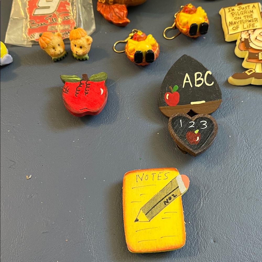 All wearable vintage to now jewelry lot, 0228A - Picture 15 of 15